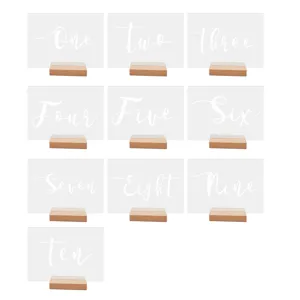 Vista detallada de tarjetas de números de mesa de acrílico transparente con base de madera boda.