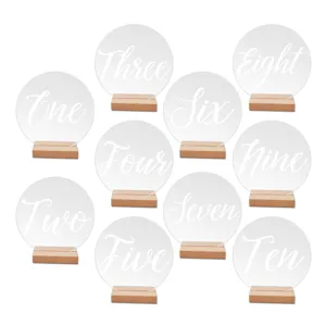 Números de mesa redondos de acrílico transparente con base de madera para bodas.