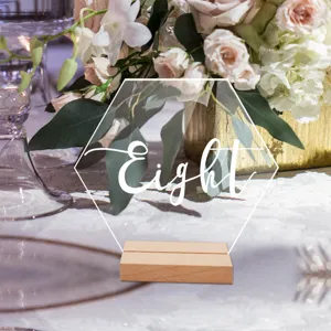 Placa de número de mesa hexagonal de acrílico con base de madera para boda elegante.