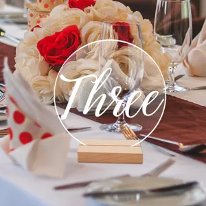 Placa de numero de mesa redonda de acrilico con base de madera para boda elegante.