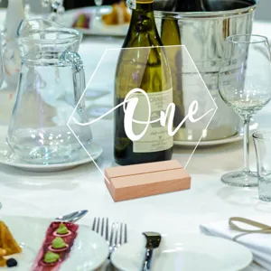 Placa de número de mesa hexagonal de acrílico con base de madera, detalle de boda elegante.