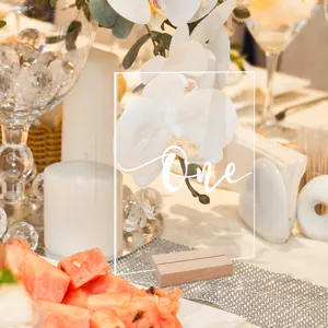 Letrero de numero de mesa de acrilico con base de madera, decoracion perfecta para bodas.