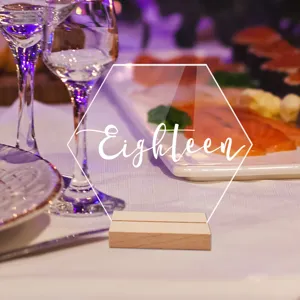 Letrero de numero de mesa hexagonal de acrilico con base de madera para boda fiesta