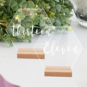 Cartel de numero de mesa hexagonal de acrilico con base de madera boda transparente