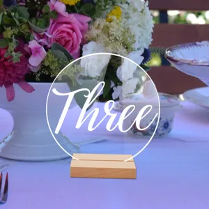 Placa de número de mesa de acrílico con base de madera, elegante decoración de bodas.