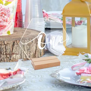 Letrero de mesa hexagonal de acrílico con base de madera, detalle de decoración de bodas.