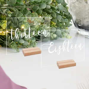 Letrero de número de mesa de acrílico con base de madera, ideal para bodas y eventos.