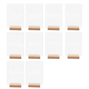 Números de mesa de acrílico con base de madera, detalle de tarjetas de lugar transparentes.