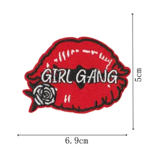 Toppa ricamata Girl Gang labbra rosse accessorio abbigliamento distintivo fai da te