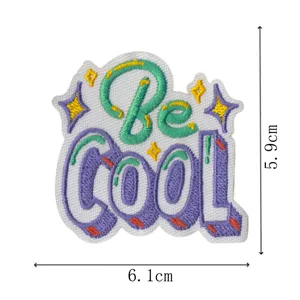 Detailansicht des Stickerei-Patches mit Be-Cool-Slogan, Sternmotiven und sauberer Nahtstruktur.