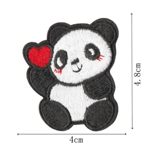 Grazioso patch ricamato panda con cuore rosso, accessori fai da te per abbigliamento zaino.