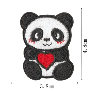 Toppa ricamata con panda di cartone animato e cuore rosso, accessorio per vestiti DIY.