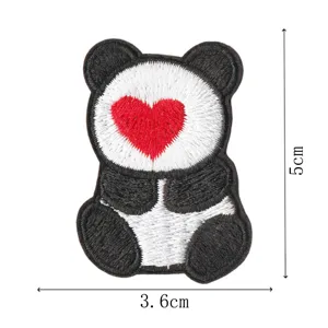 Toppa ricamata con panda carino e cuore rosso, ideale per fai da te su vestiti e borse.