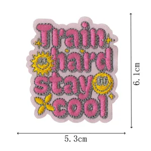 Detailansicht des inspirierenden englischen Zitat-Stickaufnähers mit niedlichem Smiley-Design.