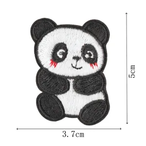 Simpatico panda ricamato con cartoni animati per artigianato DIY vestiti borse accessorio 3.7x5cm