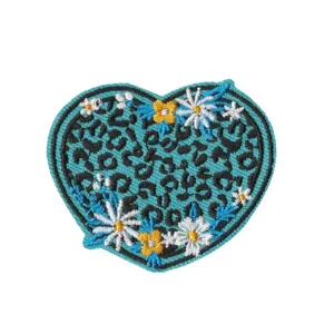 Écusson brodé en forme de cœur avec imprimé léopard bleu et fleurs pour vêtements et chapeaux.