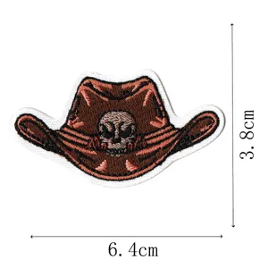 Vista dettagliata dellatoppa ricamata con teschio da cowboy western, cuciture precise.