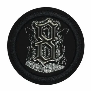 Écusson brodé rond avec motif de chiffre gothique, idéal pour vestes, bricolage et vêtements.