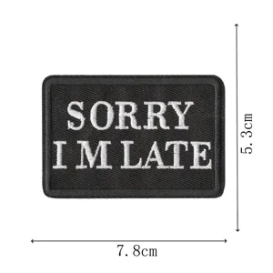 Écusson brodé avec texte sorry i'm late, badge tactique pour vêtements et vestes personnalisés.