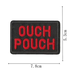 Patch brodé noir et rouge avec texte OUCH POUCH, idéal pour la décoration de vêtements.