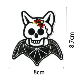 Vista dettagliata della toppa ricamata scheletro pipistrello Halloween, stile gotico.