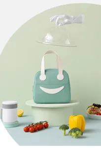 Gedetailleerd overzicht van de groene geïsoleerde lunchtas met vrolijk smiley ontwerp.