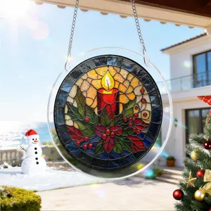 Detail van acryl hangende kerstdecoratie, met rode kaars en hulst design voor het raam.