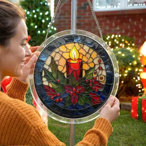 Close-up van het kerst acryl hangende bord met rode kaars en hulst decoratie ontwerp.