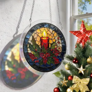 Detailopname van de ronde kerst acryl hangende hanger met glas-in-lood rode kaars.