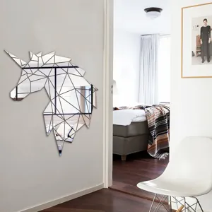 Geometrische eenhoorn spiegel acryl muursticker voor moderne slaapkamer decoratie.