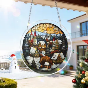 Acryl hangbord met glas-in-lood sneeuwdorp ontwerp voor feestelijke raamdecoratie thuis.