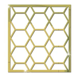 Détail d'autocollant mural miroir acrylique doré, motif nid d'abeille géométrique.