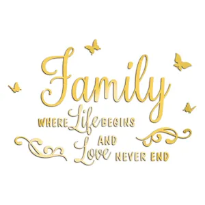 Gouden acryl familie muursticker detail met vlinder en Engelse citaat typografie ontwerp.