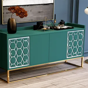 Buffet de salon vert moderne avec des pieds en métal doré et des panneaux de miroirs déco.