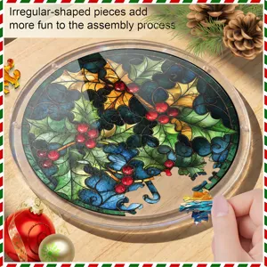 Gedetailleerde close-up van de kerststijl acryl puzzel assemblage op de houten tafel.
