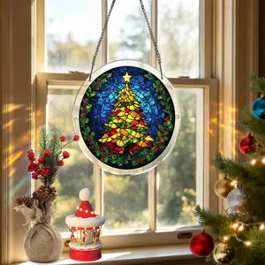 Detailshot van een rond acryl glas-in-lood kerstboom hangbord in een feestelijke vensterscene.