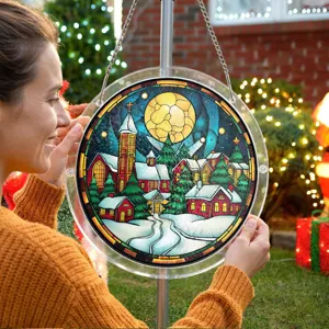 Kerst acryl hangbord met besneeuwd dorpskerklandschap in de feestelijke buitentuin.