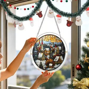 Gedetailleerd close-up van de kerstsneeuwlandschap acryl hangende raamdecoratie hanger.