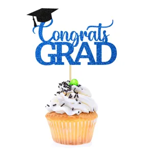 Detalle del adorno de cupcake de graduación con brillantina azul y birrete de graduado.