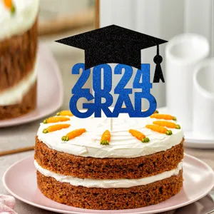 Detalle de topper de pastel de graduacion con purpurina azul 2024 grad y birrete negro.