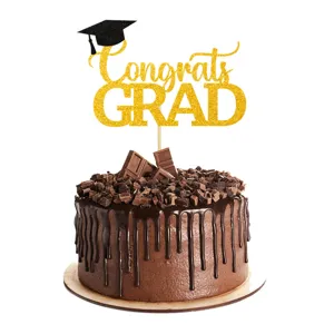 Primer plano detallado del adorno para tarta de graduacion con texto Congrats Grad dorado.