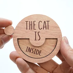 Wooden pet status sign, rotatable indoor outdoor magnetic reminder plaque for lovely cats.