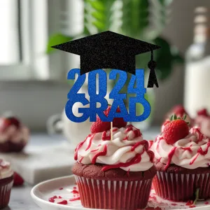 Primer plano detallado de un adorno brillante para tarta de graduación azul y negro de 2024.