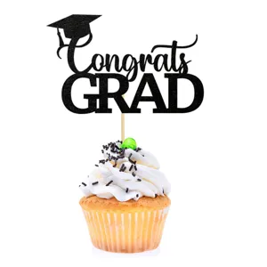 Detalle en primer plano del adorno para cupcakes de graduación con purpurina negra y Congrats GRAD.