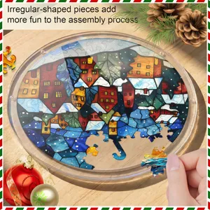 Gedetailleerd overzicht van de kerstsneeuwscène acryl puzzel met onregelmatige stukjes.