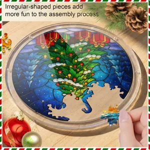 Kerstpuzzel acryl hangende decoratie detail met montageproces van de puzzelstukjes.