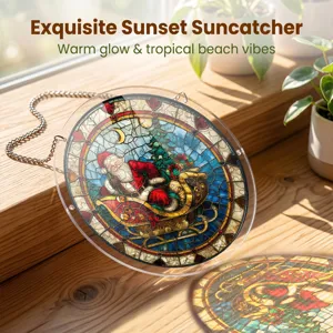 Gedetailleerd uitzicht op de acryl glas-in-lood Kerstman zonnevanger in een warm raam.