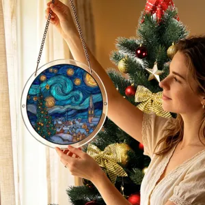 Gedetailleerd uitzicht van rond acryl kerst hangbord met sterrenhemel design en metalen ketting.