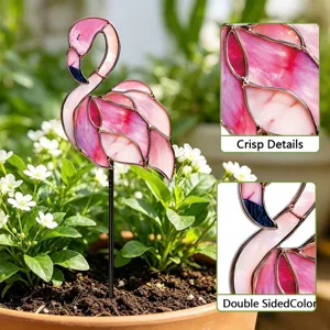 Gros plan détaillé du piquet de jardin flamant rose en verre teinté avec belles textures.