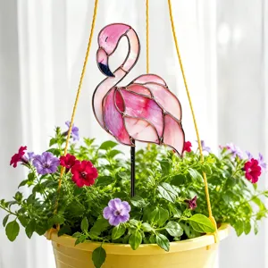 Détail de piquet de jardin flamand rose style vitrail, insert décoratif en pot de plante métal.